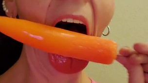 CHUBBY THICK MILF GILF AMATEUR PORN STAR  HOUSEWIFE HUMPINHANNAH  GIVES POPSICLE  A PROPER BLOWJOB